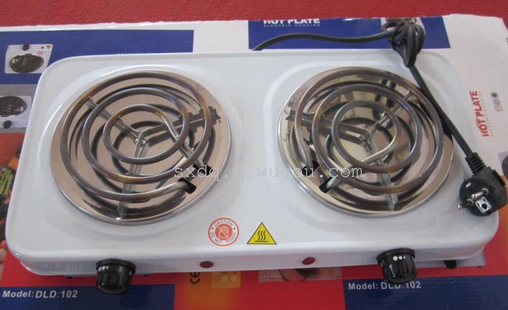 拎着行李的乘客上下车