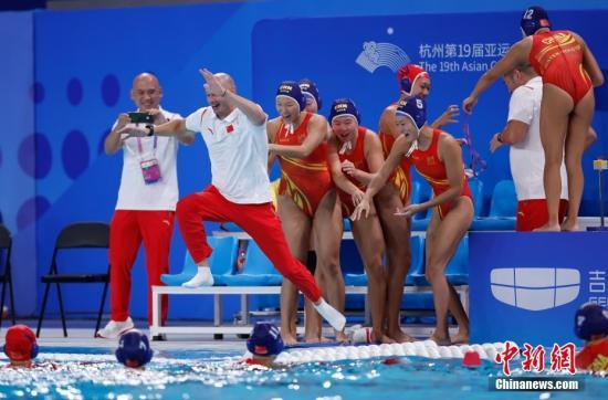 杭州亚运会i人e人碰撞记：比心、龙吐水与采访名