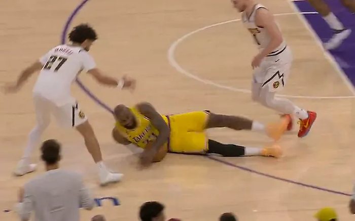 湖人加时逆转掘金 詹姆斯飞身救球获教练盛赞