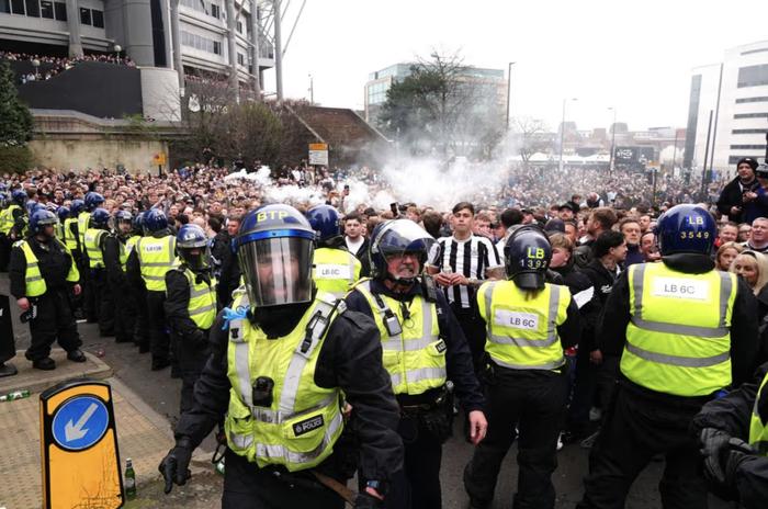 纽卡斯尔与桑德兰德比赛前暴力冲突升级 警方启