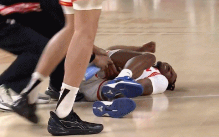 深圳男篮外援马凯尔-约翰逊比赛中拉伤大腿被抬