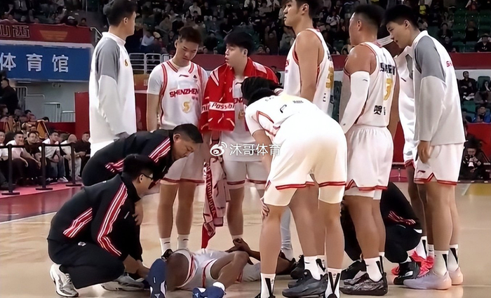 深圳男篮外援马凯尔-约翰逊比赛中拉伤大腿被抬
