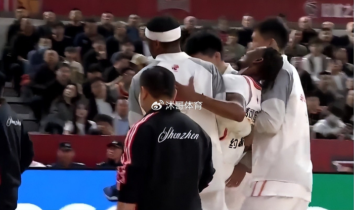 深圳男篮外援马凯尔-约翰逊比赛中拉伤大腿被抬