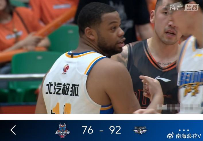 北京队客场大胜山东队 斯佩尔曼表现引球迷不满